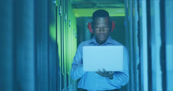 Animación Códigos Binarios Ingeniero Afroamericano Con Auriculares Laptop Mirando Servidores — Vídeo de stock