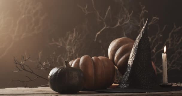 Vídeo Abóboras Halloween Chapéu Vela Espaço Cópia Fundo Marrom Halloween — Vídeo de Stock