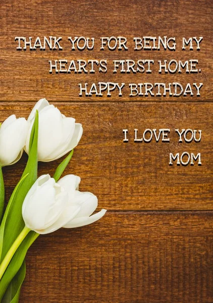 Compuesto Flores Blancas Feliz Cumpleaños Amo Mamá Texto Mesa Madera — Foto de Stock