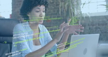 Ofiste dizüstü bilgisayar kullanan melez iş kadınının veri işleme animasyonu. Küresel iş, teknoloji ve dijital arayüz kavramı dijital olarak oluşturulmuş video.