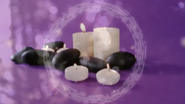 点着的蜡烛和石头上的白光的动画 生活方式和福祉概念数码视频 — 图库视频影像
