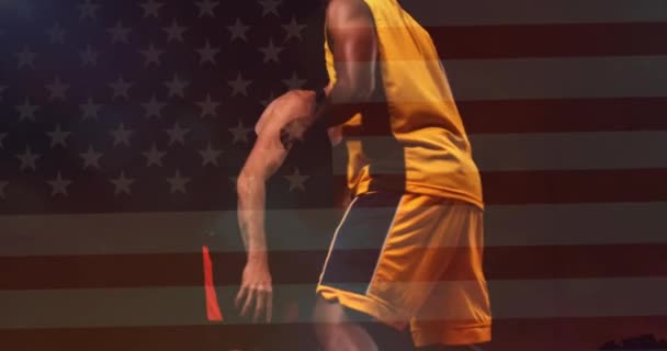 在法庭上打篮球的美国国旗和多种族男性对手球员的动画 数字合成 爱国主义 竞争和比赛概念 — 图库视频影像