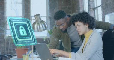 Ofiste çalışan çeşitli meslektaşlar üzerinde dijital asma kilit animasyonu. Küresel iş, teknoloji ve dijital arayüz kavramı dijital olarak oluşturulmuş video.