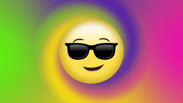 Güneş Gözlüğü Emojisi Renkli Soyut Arkaplan Ile Gülümseyen Yüz Animasyonu — Stok video