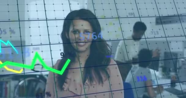 Animación Del Procesamiento Datos Estadísticos Contra Retrato Mujer Birracial Sonriendo — Vídeo de stock