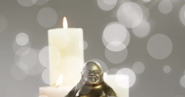Animation Weißer Lichtflecken Über Buddha Statuen Und Kerzen Lifestyle Und — Stockvideo