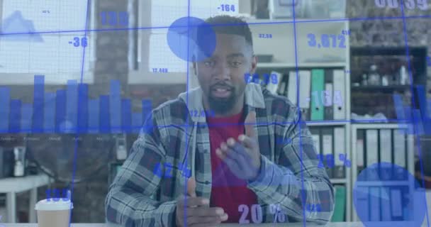 Анімація Обробки Даних Над Щасливим Афроамериканським Бізнесменом Який Має Відеодзвінок — стокове відео