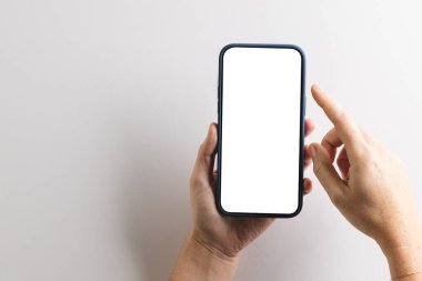 Kafkas kadının elleri elinde boş ekranlı akıllı telefon ve beyaz arka planda kopyalama alanı tutuyor. Siber teknoloji, elektronik cihaz ve iletişim konsepti.