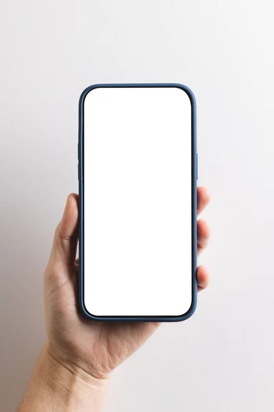 Vertikální Obraz Bělošky Držící Smartphone Kopírovacím Prostorem Bílém Pozadí Kybernetická — Stock fotografie