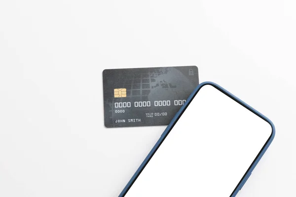 白い背景に空白のスクリーンおよびクレジット カードが付いているスマートフォン サイバー月曜日 サイバーショッピング テクノロジー 電子デバイス 通信コンセプト — ストック写真