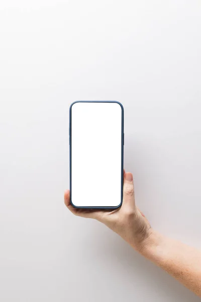 Vertikální Obraz Bělošky Držící Smartphone Prázdnou Obrazovkou Bílém Pozadí Kybernetická — Stock fotografie