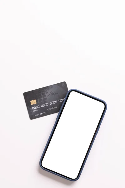 白い背景に空白のスクリーンおよびクレジット カードが付いているスマートフォンの縦のイメージ サイバー月曜日 サイバーショッピング テクノロジー 電子デバイス 通信コンセプト — ストック写真