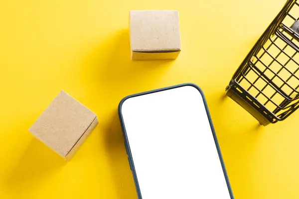 Smartphone Αντίγραφο Χώρου Και Τρόλεϊ Κουτιά Κίτρινο Φόντο Cyber Δευτέρα — Φωτογραφία Αρχείου