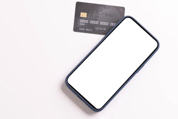 白い背景に空白のスクリーンおよびクレジット カードが付いているスマートフォン サイバー月曜日 サイバーショッピング テクノロジー 電子デバイス 通信コンセプト — ストック写真