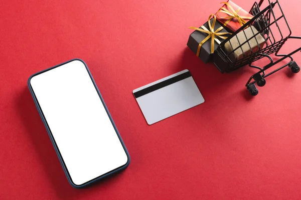 信用卡智能手机 有复制空间 手推车 红色背景的礼物 网上购物 电子装置及通讯概念 — 图库照片