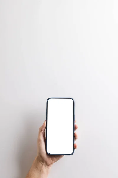 Vertikální Obraz Bělošky Držící Smartphone Prázdnou Obrazovkou Bílém Pozadí Kybernetická — Stock fotografie