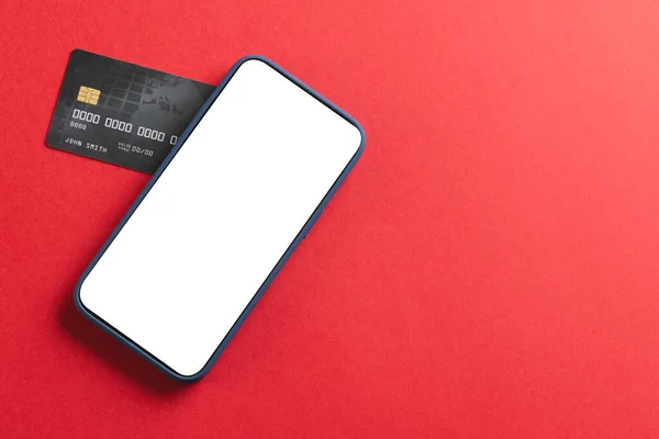 Beyaz Ekranlı Akıllı Telefon Kırmızı Arka Planda Kredi Kartı Siber — Stok fotoğraf