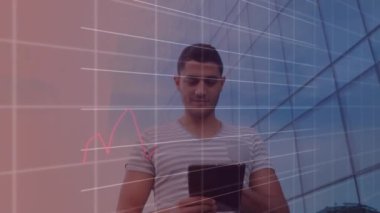 Ofis binası yakınlarında tablet kullanan beyaz bir adam hakkında istatistiksel veri işleme animasyonu. Bilgisayar arayüzü ve iş veri teknolojisi kavramı