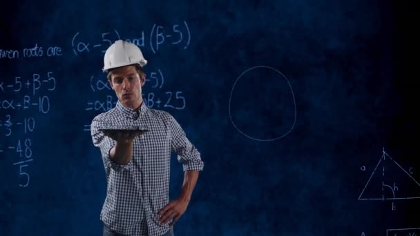 Animación Arquitecto Caucásico Con Tableta Ecuaciones Matemáticas Sobre Fondo Negro — Vídeos de Stock
