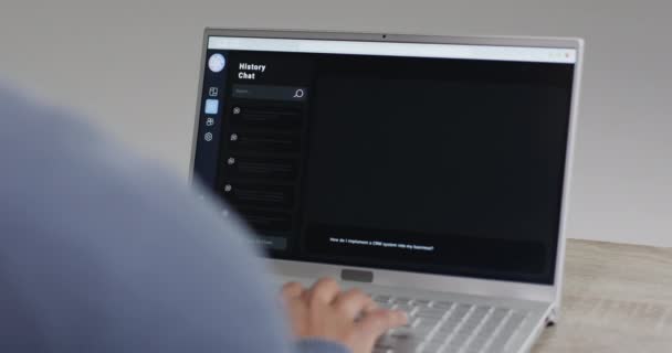 Βίντεο Του Biracial Επιχειρηματίας Χρησιμοποιώντας Φορητό Υπολογιστή Chat Στην Οθόνη — Αρχείο Βίντεο
