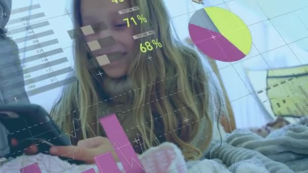 Animación Del Procesamiento Datos Estadísticos Sobre Una Chica Caucásica Usando — Vídeos de Stock