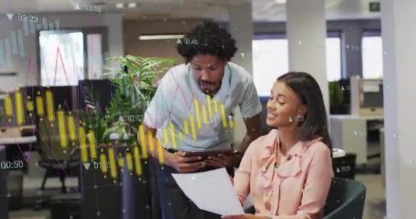 사무실에서 문서를 남자와 여자에 데이터 처리의 애니메이션 컴퓨터 인터페이스 비즈니스 — 비디오