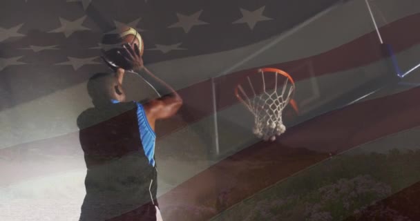 Animatie Van Vlag Van Amerika Afrikaanse Amerikaanse Basketbalspeler Die Een — Stockvideo