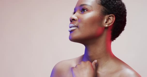 Mujer Afroamericana Con Pelo Corto Oscuro Luz Azul Rosa Con — Vídeos de Stock