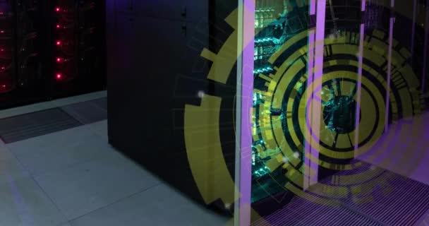 Animatie Van Een Gele Ronde Scanner Die Tegen Een Computerserverruimte — Stockvideo