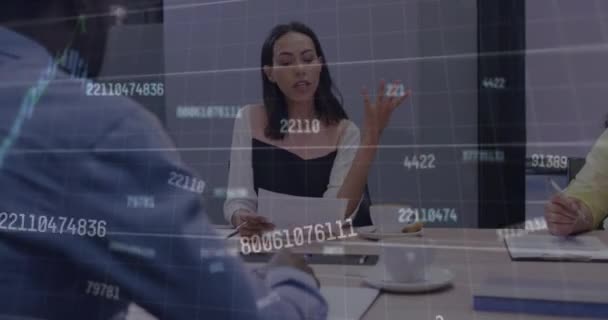 Animace Zpracování Finančních Dat Přes Biracial Ženy Dokumentem Hovořící Kolegy — Stock video