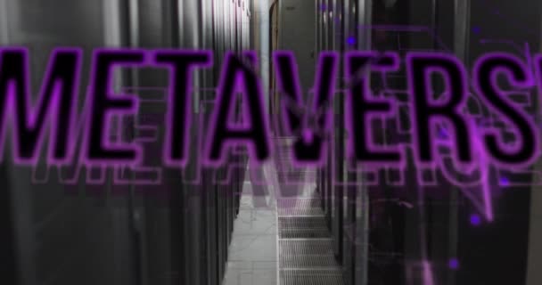 メタバーステキストバナーとコンピュータサーバールームに対する紫色のライトトレイルのアニメーション メタバースシミュレーションとビジネスデータストレージ技術のコンセプト — ストック動画