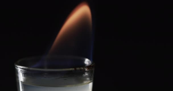 Відео Запаленого Алкоголю Склі Помаранчевим Вогнем Полум Копіювання Простору Чорному — стокове відео