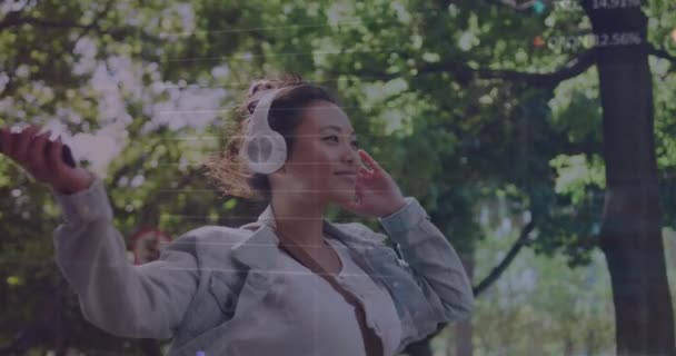 Animering Aktiemarknaden Databehandling Över Asiatisk Kvinna Njuter Musik Gatan Begreppet — Stockvideo