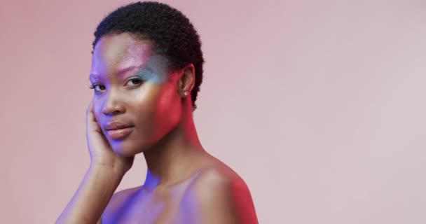 Mulher Afro Americana Com Cabelo Escuro Curto Luz Azul Rosa — Vídeo de Stock