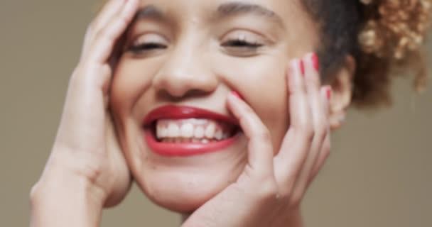 Счастливая Расовая Женщина Темными Волосами Красными Губами Ногтями Бежевом Фоне — стоковое видео