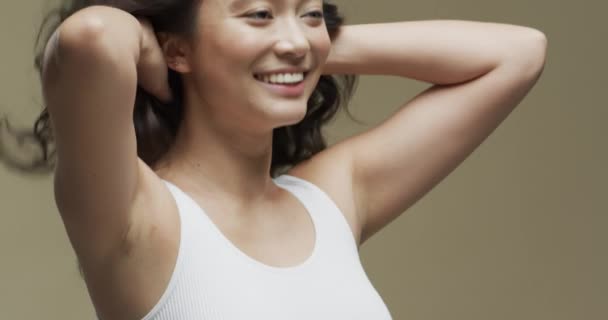 Gelukkig Aziatische Vrouw Met Donker Haar Beige Achtergrond Met Kopieerruimte — Stockvideo