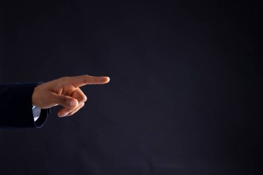 Siyah arka planda kopya alanı olan melez iş adamının eli. Teknoloji, dijital ağlar, küresel bağlantılar ve iletişim metaevreleri.