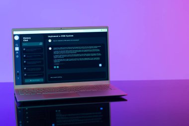 Mor arkaplanda veri işleme özelliği olan dizüstü bilgisayar ekranı. Teknoloji, dijital ağlar, küresel bağlantılar ve iletişim metaevreleri.