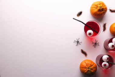 Cadılar Bayramı süslemeleri ve beyaz arka planda fotokopi alanı olan yemekler. Sonbahar, sonbahar, cadılar bayramı, gelenek ve kutlama konsepti.