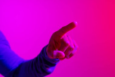 Melez iş adamlarının elleri, neon pembeden mor arka plana fotokopi çekiyorlar. Teknoloji, dijital ağlar, küresel bağlantılar ve iletişim metaevreleri.