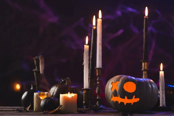 Täljda Pumpor Och Brinnande Ljus Lila Bakgrund Höst Höst Halloween — Stockfoto