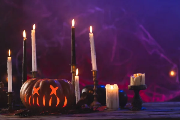 Pumpar Och Ljus Med Kopieringsutrymme Lila Bakgrund Höst Höst Halloween — Stockfoto