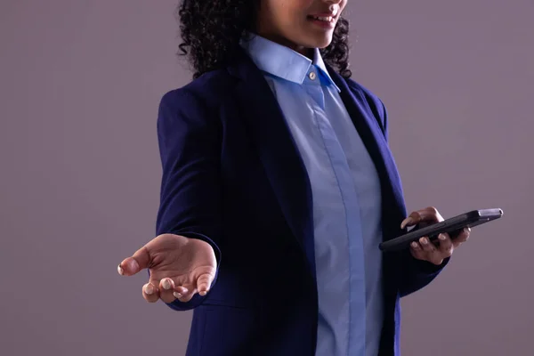 Mulher Negócios Racial Usando Smartphone Com Espaço Cópia Fundo Cinza — Fotografia de Stock