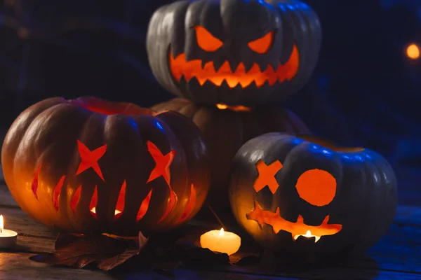 Tre Snidade Pumpor Och Ljus Svart Bakgrund Höst Höst Halloween — Stockfoto