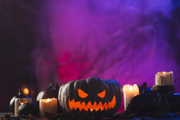 Tökök Gyertyák Fénymásoló Hellyel Lila Háttérrel Ősz Ősz Halloween Hagyomány — Stock Fotó