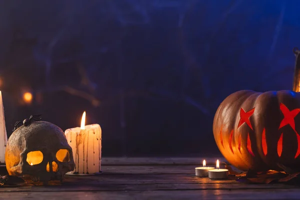 Faragott Tök Koponya Gyertya Sötét Háttérrel Ősz Ősz Halloween Hagyomány — Stock Fotó