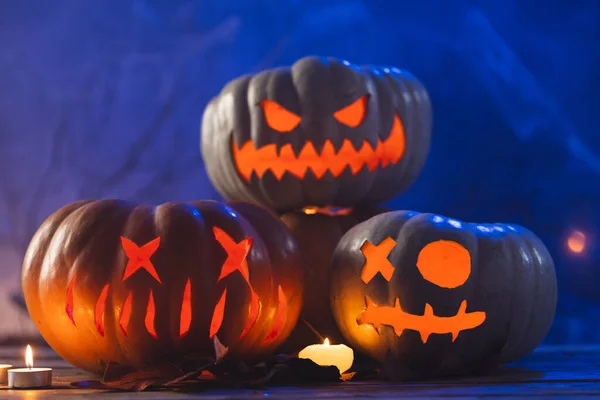 Drie Gesneden Pompoenen Kaarsen Blauwe Achtergrond Herfst Herfst Halloween Traditie — Stockfoto