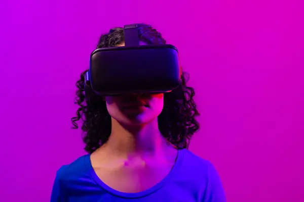 Biraciale Vrouw Met Behulp Van Headset Neon Roze Tot Paarse — Stockfoto