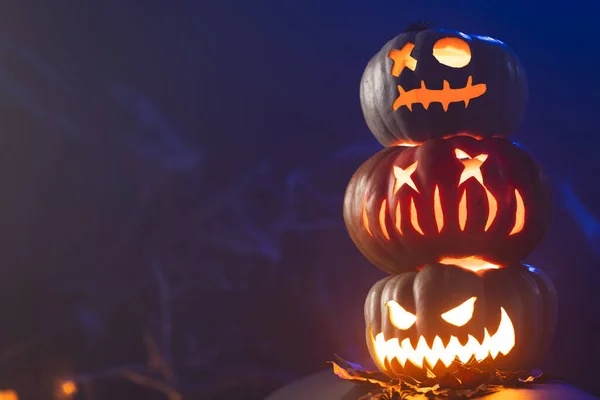 Täljda Pumpor Med Kopieringsutrymme Blå Bakgrund Höst Höst Halloween Tradition — Stockfoto