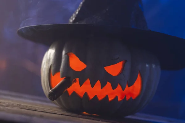 Mavi Arka Planda Cadı Şapkası Takan Oyulmuş Bir Balkabağı Sonbahar — Stok fotoğraf